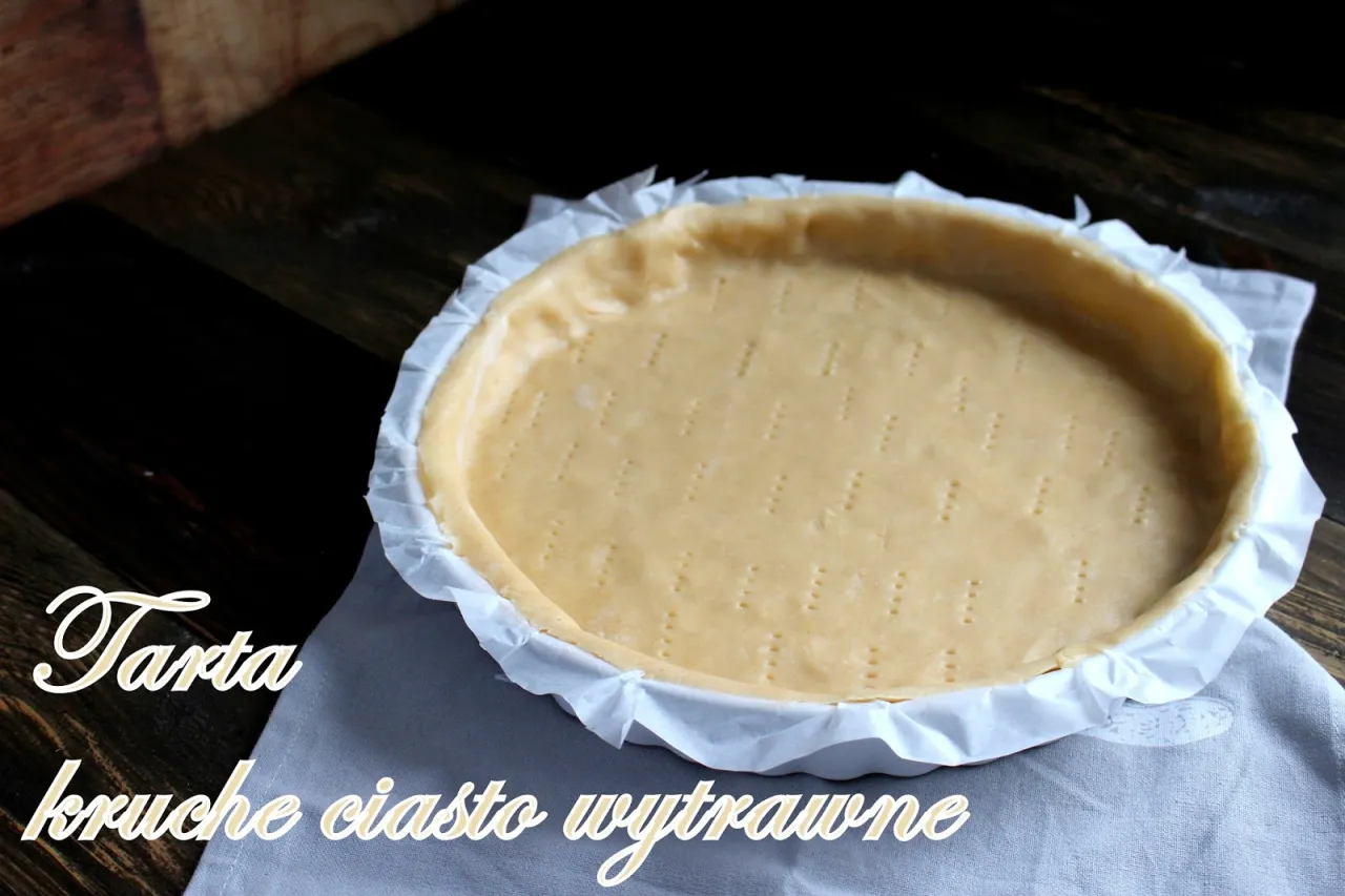Gotowe ciasto na tartę wytrawną, wyłożone do formy papierem do pieczenia. Idealna baza do Twojej ulubionej tarty.