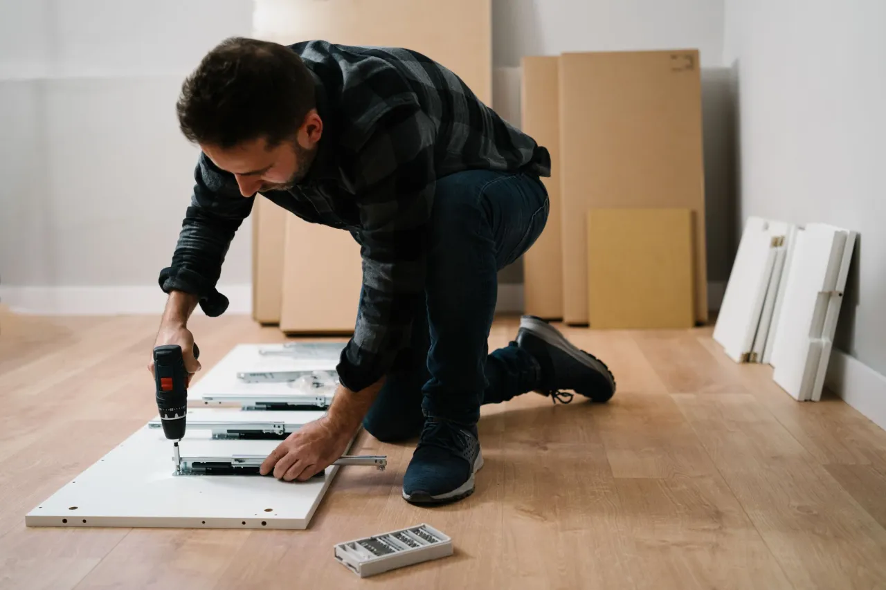 Osoba porównująca oferty montażu mebli