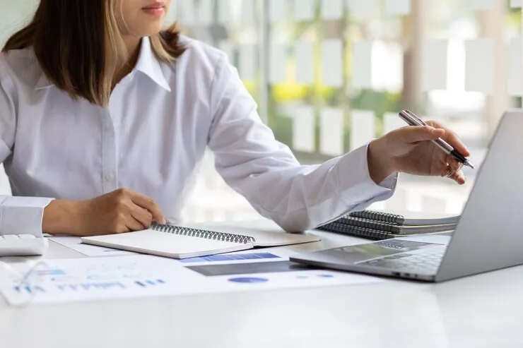 Kobieta przeglądająca raport finansowy na komputerze
