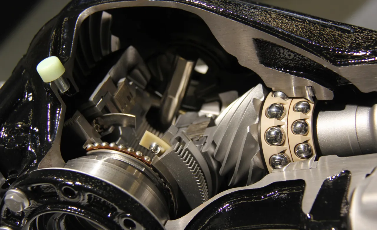 Przekładnia różnicowa, czyli szpera, w przekroju. Widoczne koła zębate i łożyska kulkowe.