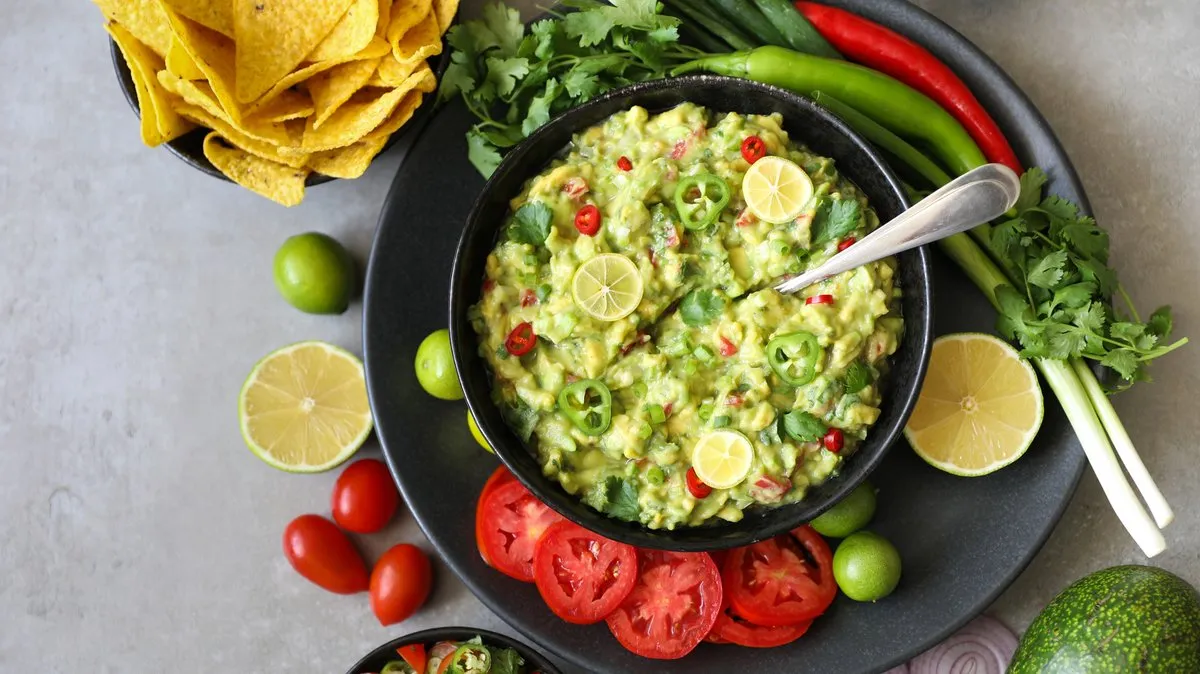 gotowe guacamole z pomidorem w misce
