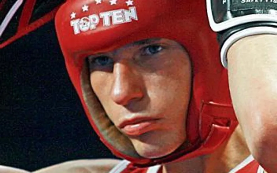 Bokserzy amatorzy w kaskach na ringu