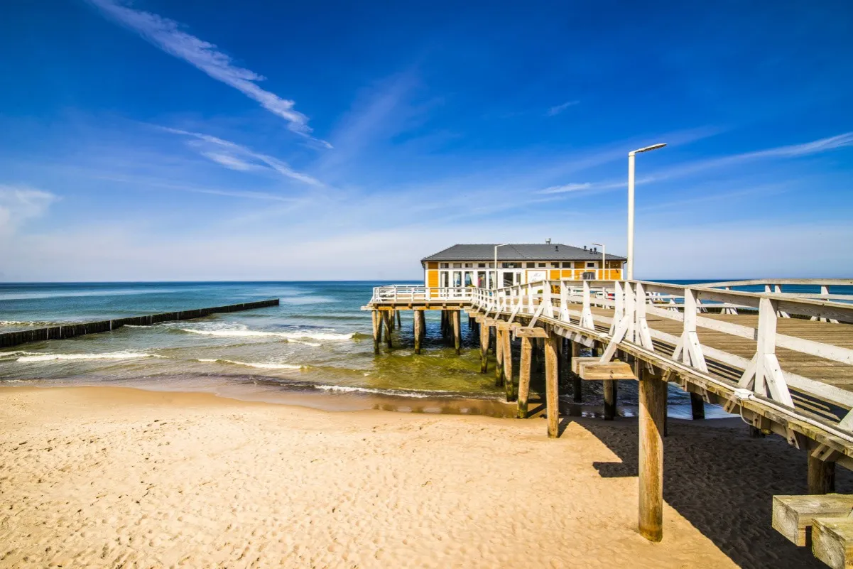 Ustronie Morskie plaża molo klif