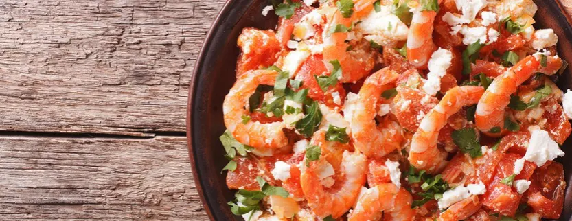appetitlicher mediterraner Shrimps Salat mit Feta und Tomaten in einer Sch&uuml;ssel