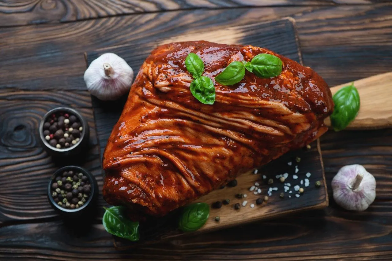 Różne rodzaje marynat do golonki w miseczkach