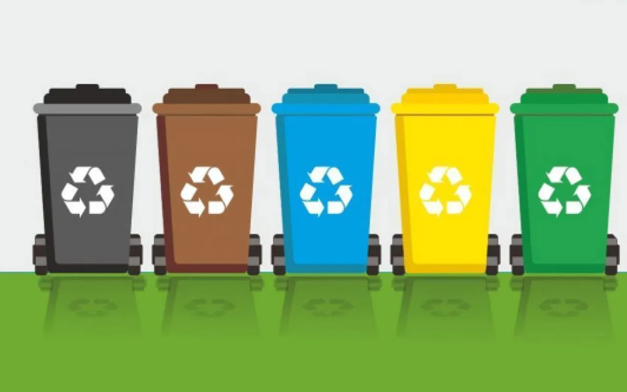 Pięć kolorowych koszy na śmieci z symbolami recyklingu. Dowiedz się, jak zapłacić za śmieci, segregując je poprawnie.