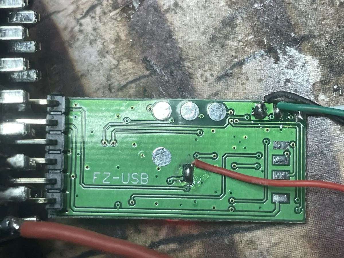 Zielona płytka drukowana z oznaczeniem 