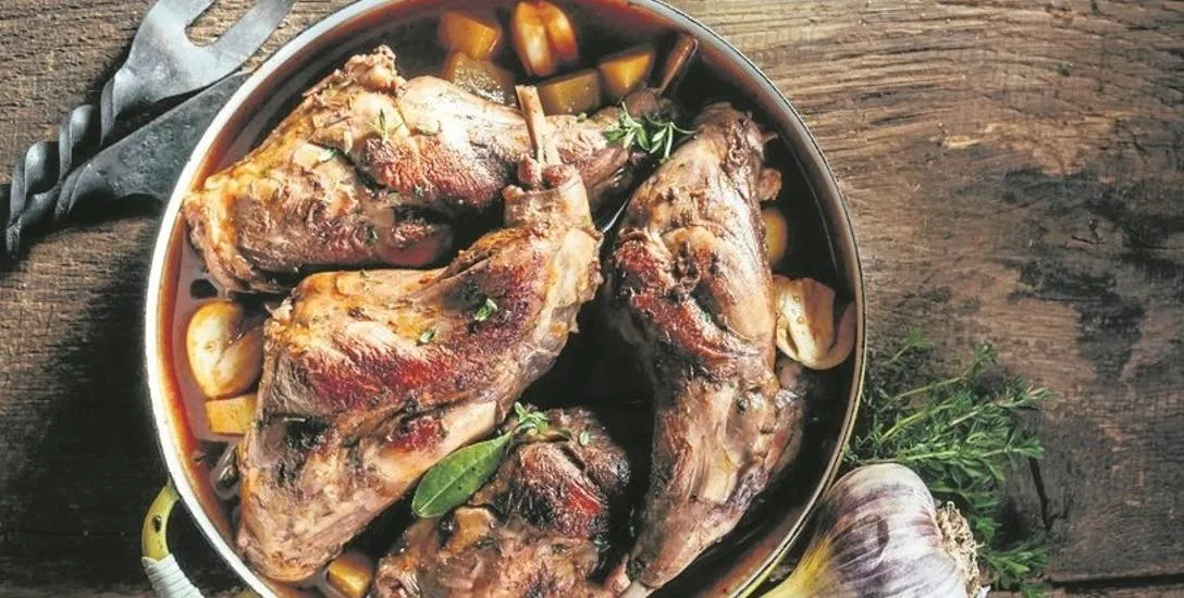 Kr&oacute;lik pieczony w całości z ziołami