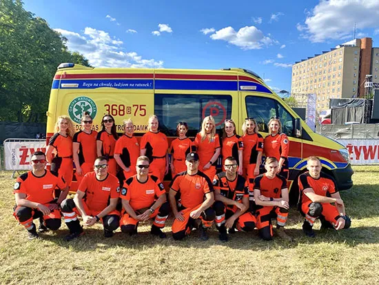 zespół ratowników medycznych współpracuje