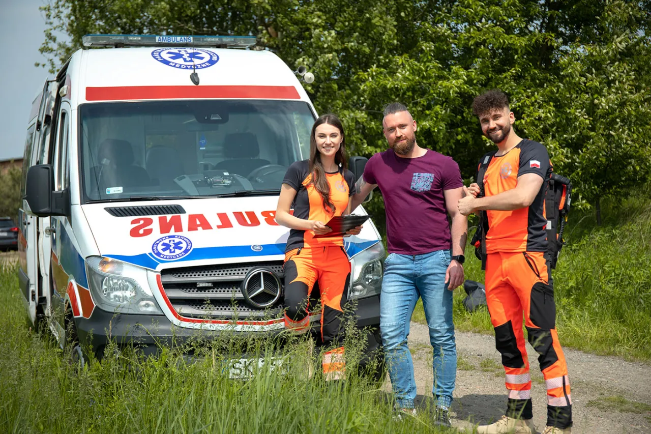 Ratownik medyczny w karetce pogotowia