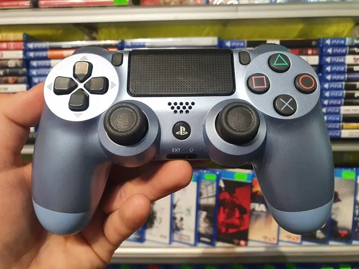 kontroler dualshock 4 na biurku