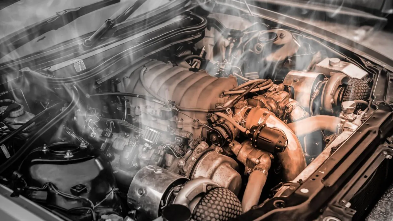 Dym wydobywający się z silnika samochodowego to niepokojący widok, kt&oacute;ry może wskazywać na przegrzany silnik objawy.