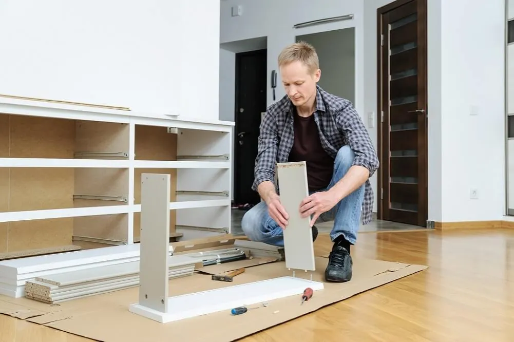 montaż szafki krok po kroku, skręcanie mebli DIY