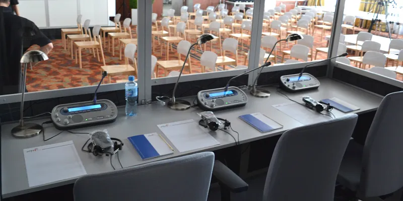 tłumaczenie symultaniczne kabina tłumacza podczas konferencji