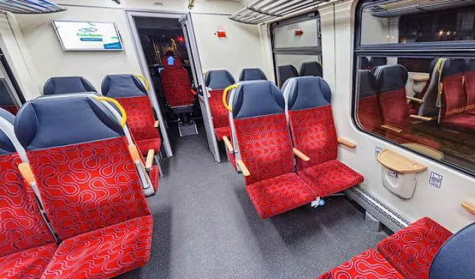 wnętrze szynobusu POLREGIO