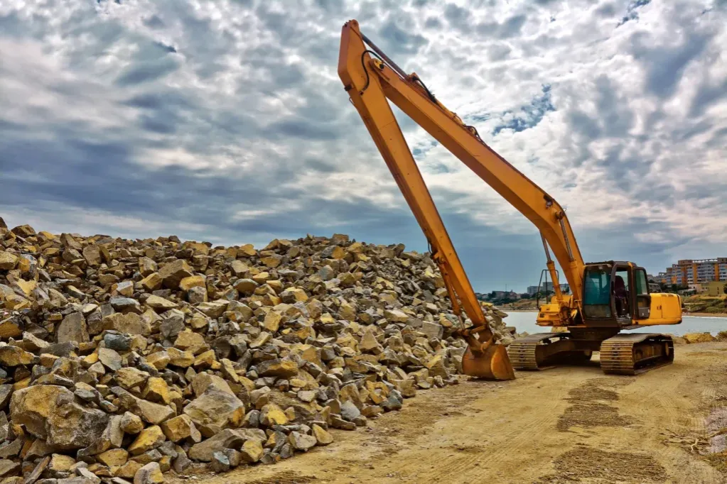 koparka gąsienicowa na budowie