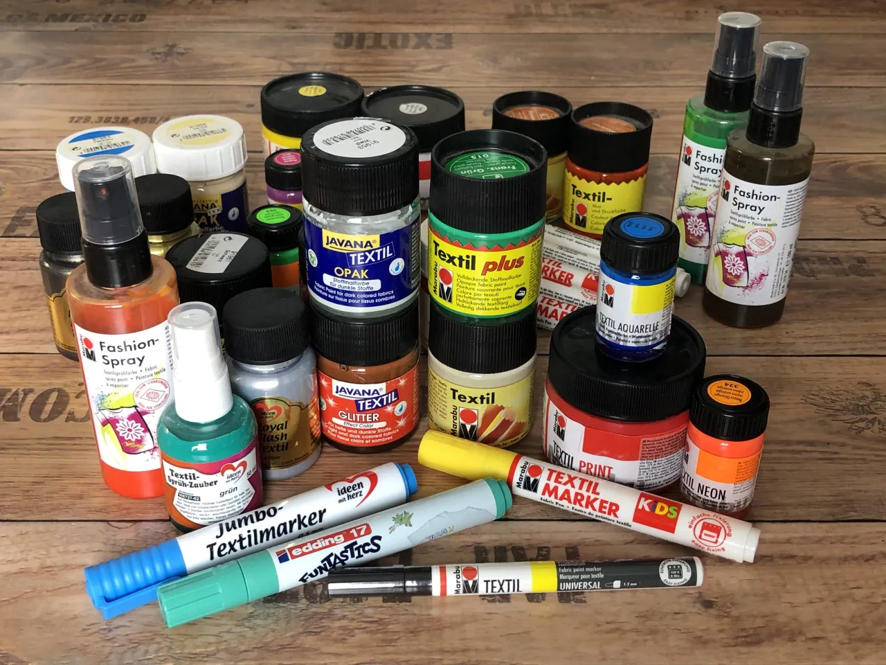 Verschiedene Arten von Textilfarben zum Malen