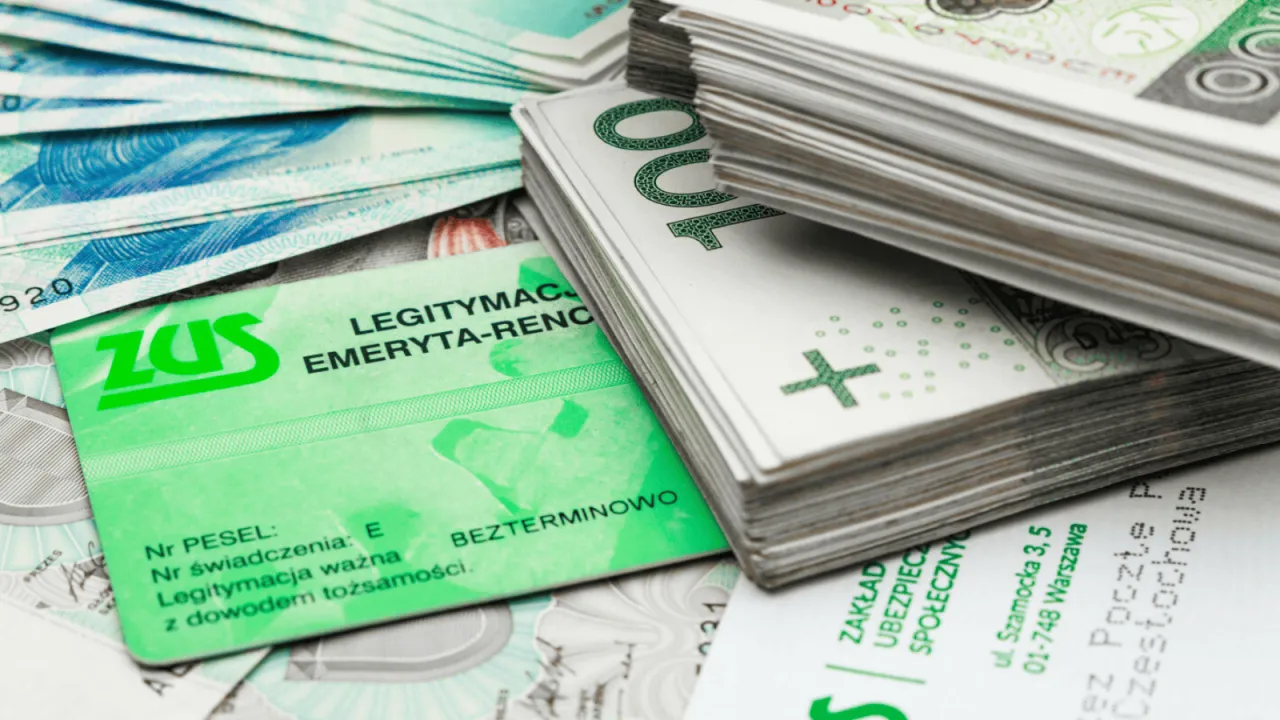 Zielona legitymacja ZUS i stos banknot&oacute;w. Czy technikum wlicza się do stażu pracy do emerytury?