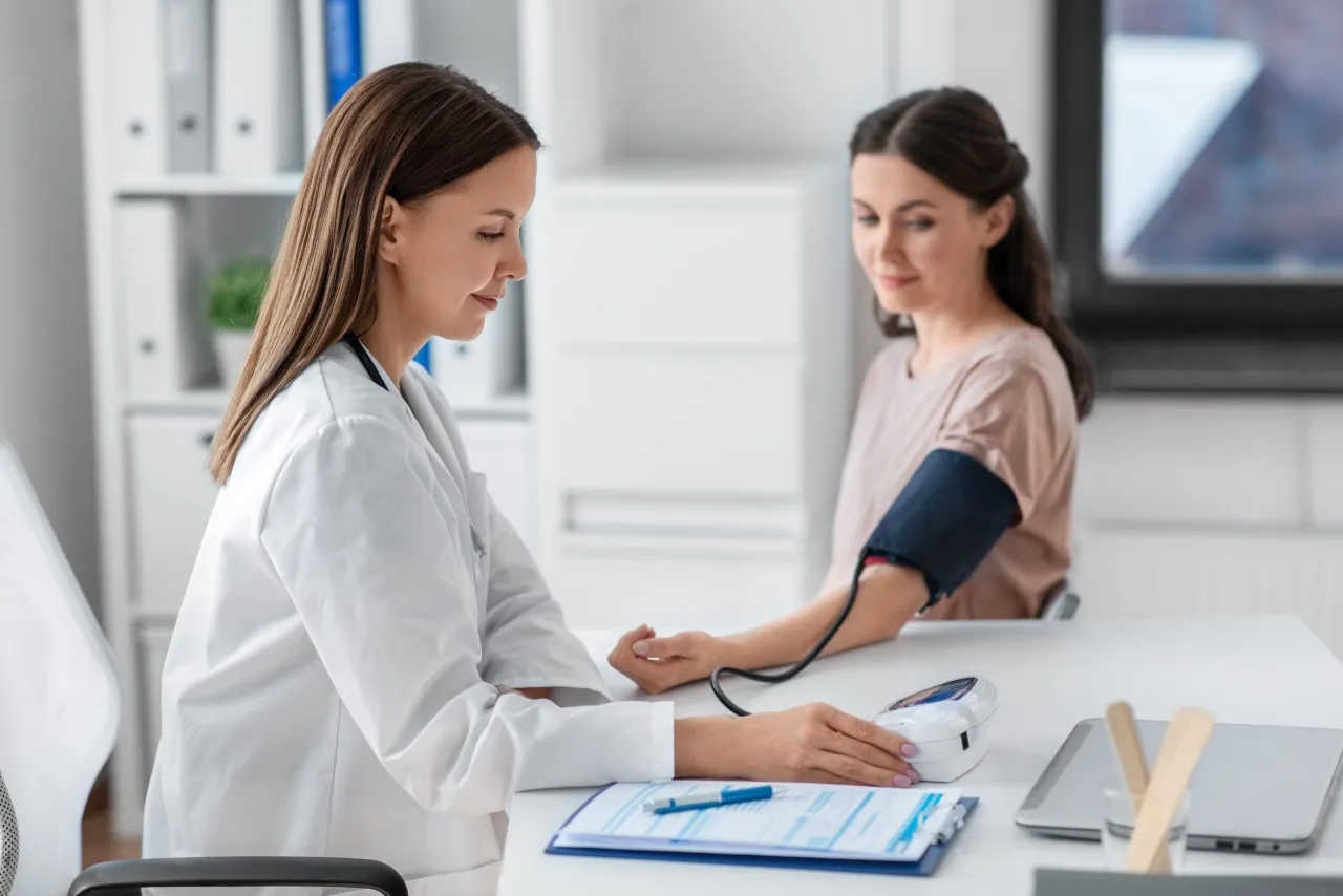 Pracodawca i pracownik rozmawiają o konsekwencjach braku badań