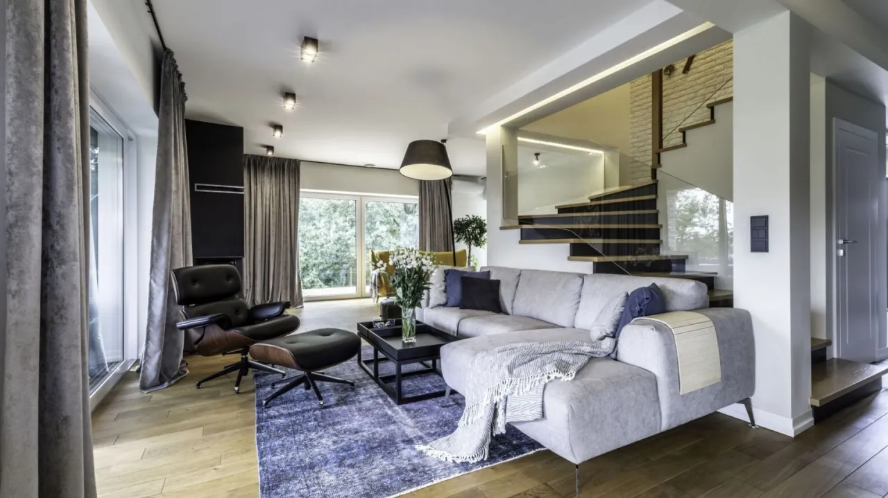 Przykłady warstwowego oświetlenia w salonie