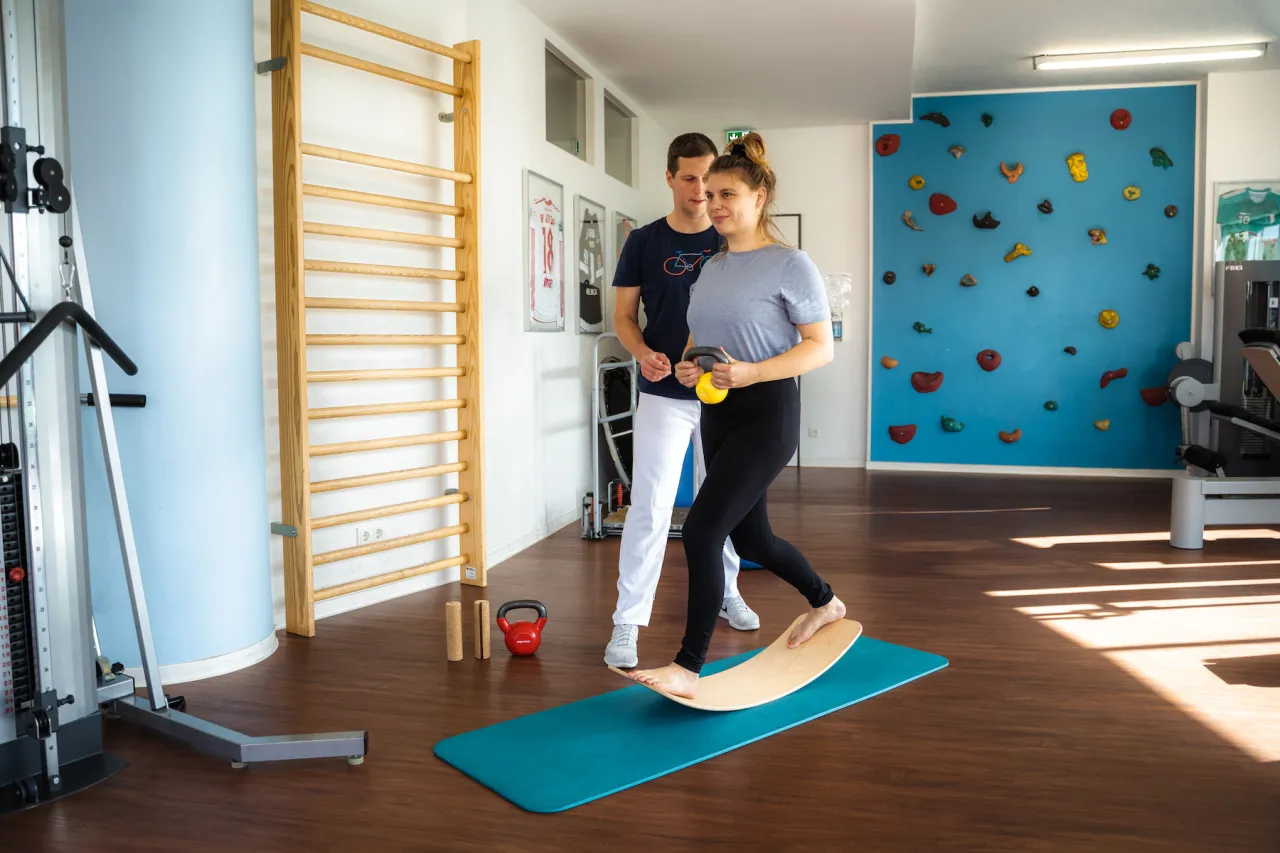 Wackelbrett Übungen Rücken Rumpf