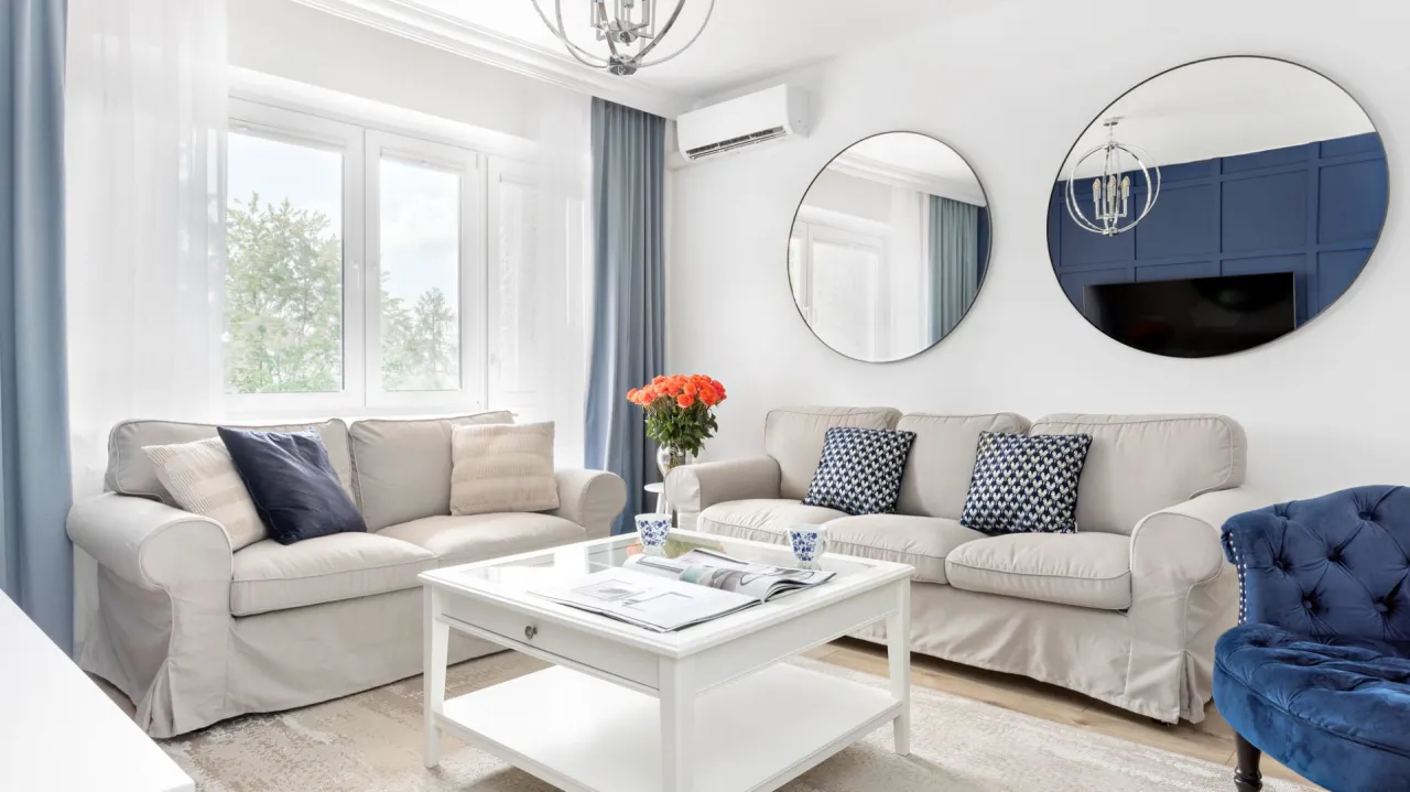 Inspiracje na ścianę za kanapą: galeria obraz&oacute;w, lustra, p&oacute;łki