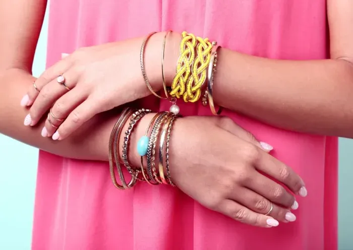 jak nosić wiele bransoletek stacking