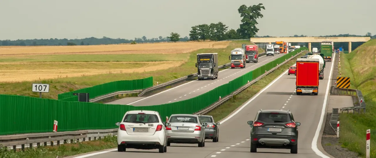 Ciężar&oacute;wka na autostradzie Polska
