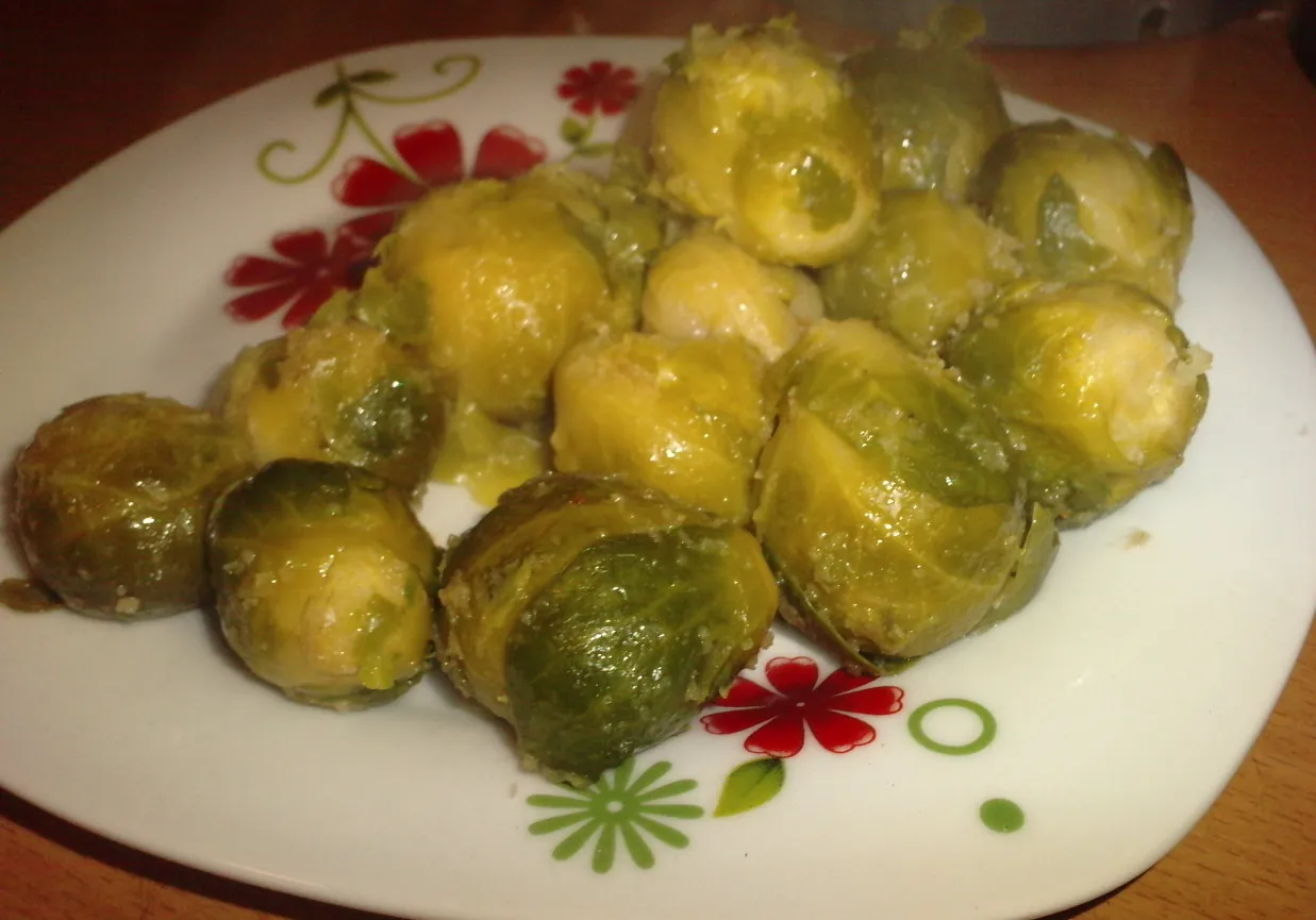 Ugotowana brukselka na talerzu z kwiatowym wzorem. Prosty sposób, jak ugotować brukselkę, by była pyszna.