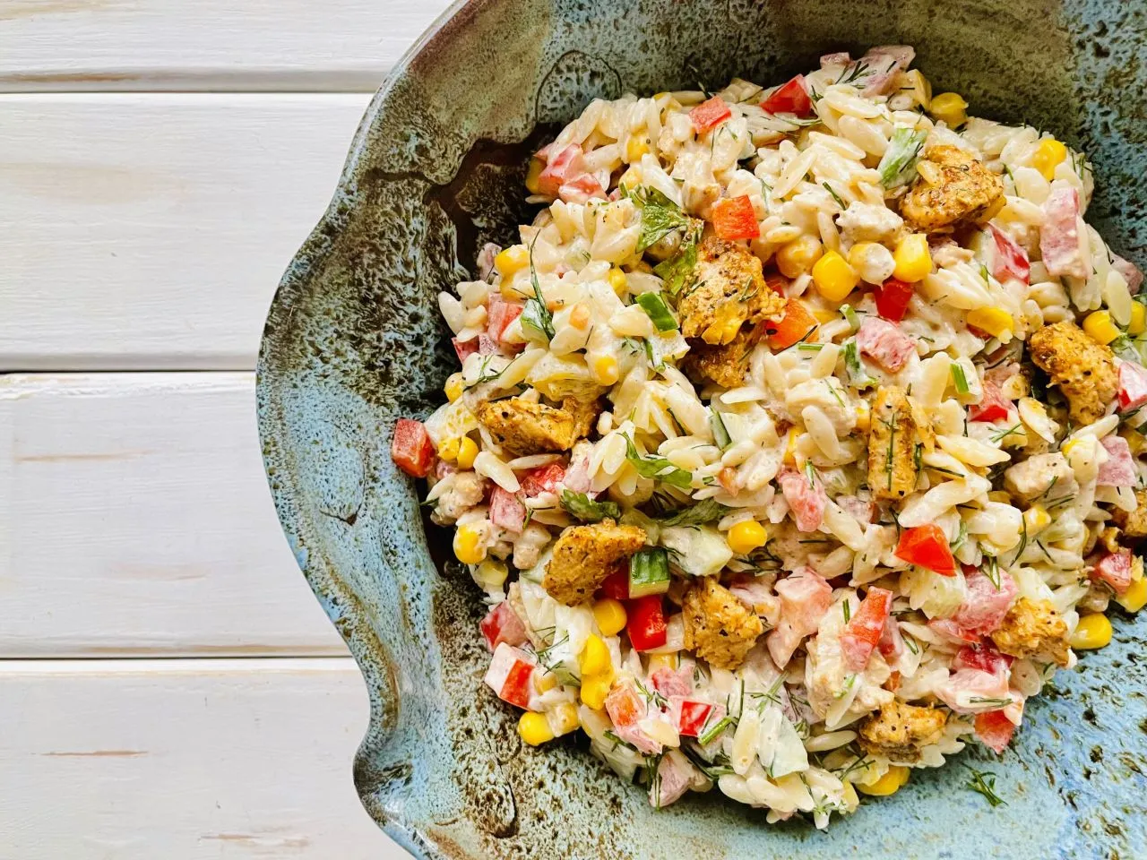 sałatka z makaronem orzo i kurczakiem