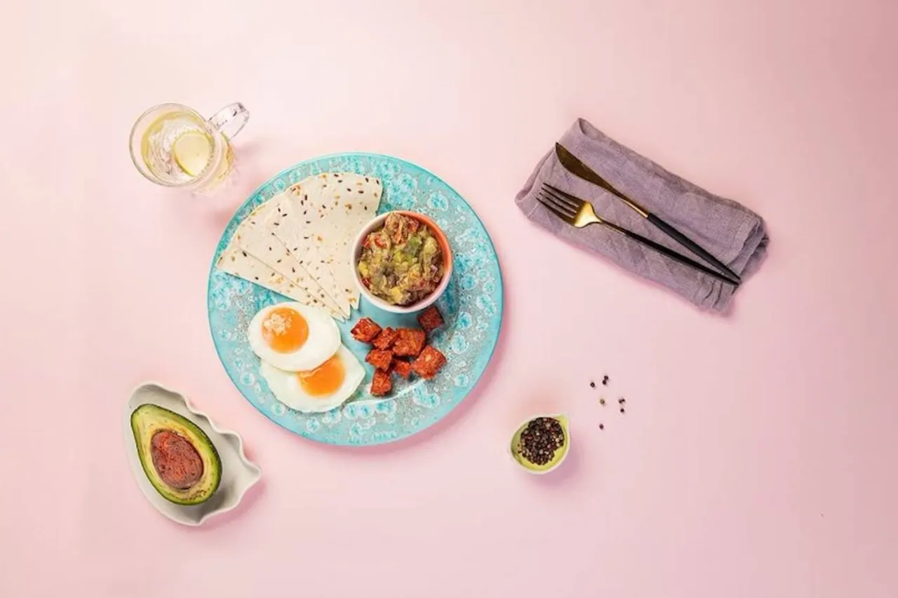 Zdrowe śniadanie: jajka sadzone, tortille, guacamole i awokado. Inspiracja na przepisy na zdrowe posiłki.