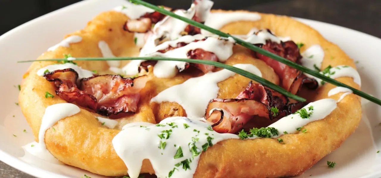 Lángos z boczkiem i śmietaną, pyszny węgierski obiad. Ile forintów kosztuje obiad na Węgrzech?