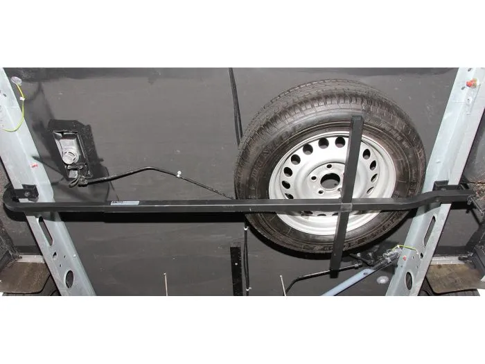 mocowanie koła zapasowego do oparcia kanapy DIY