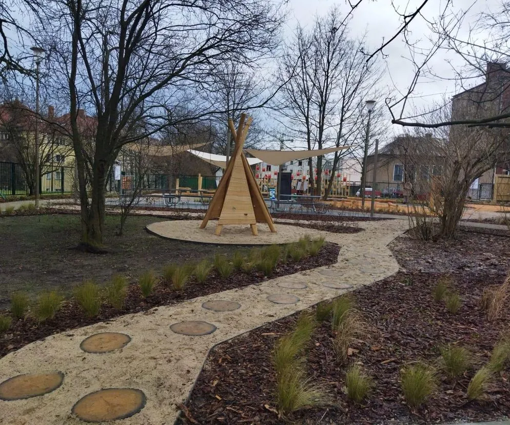 Plac zabaw sensoryczny ważka ścieżki zmysł&oacute;w