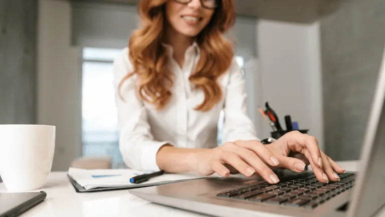 tłumacz literatury przy pracy biurko z książkami i laptopem