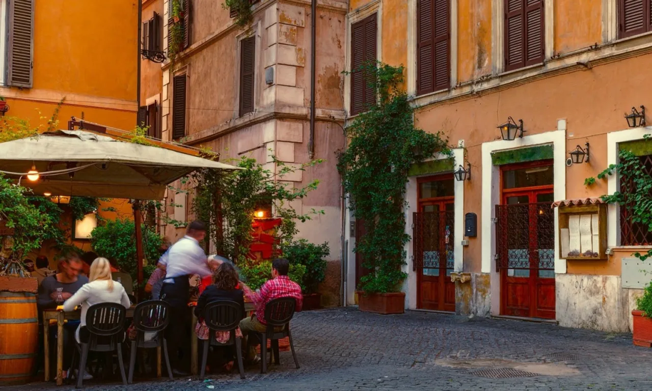 Trastevere ulica restauracje wieczór