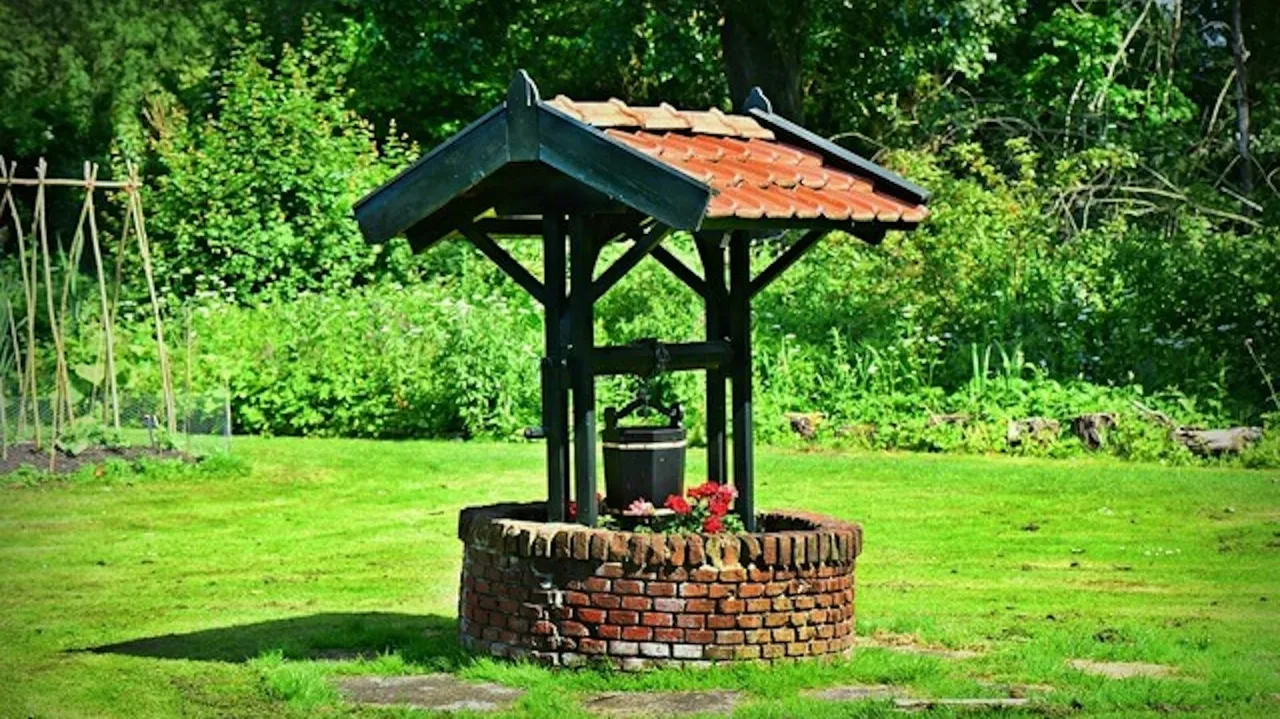 r&oacute;żne style obudowy studni w ogrodzie