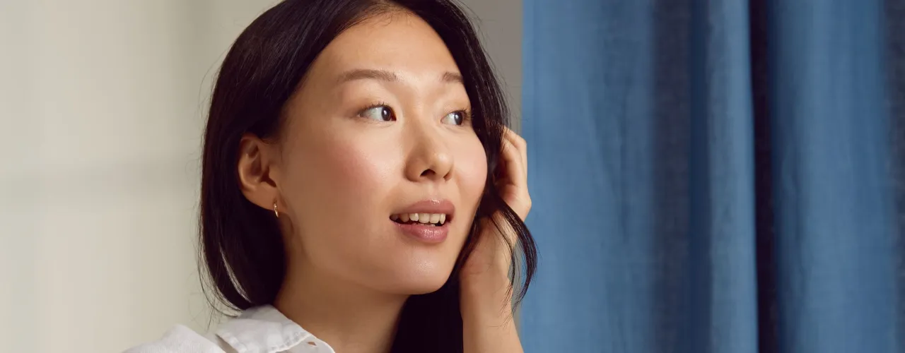 Kobieta z gładką cerą uśmiecha się