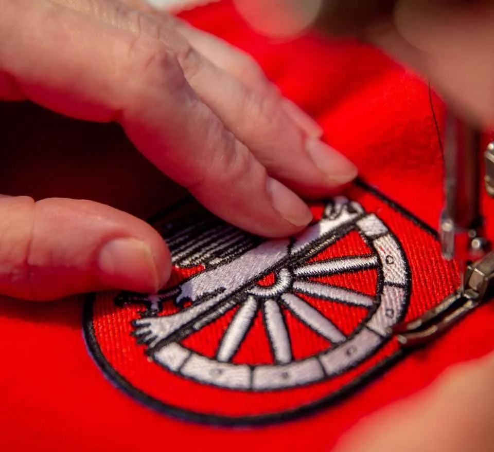 haft komputerowy na kurtce z bliska