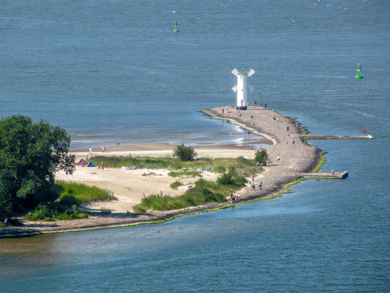 Widok na latarnię morską w Świnoujściu i falochrony