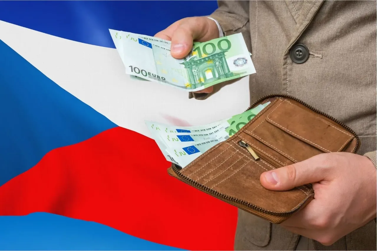 Ważne, co trzeba mieć w aucie w Czechach: euro w portfelu i czeską flagę na tle.