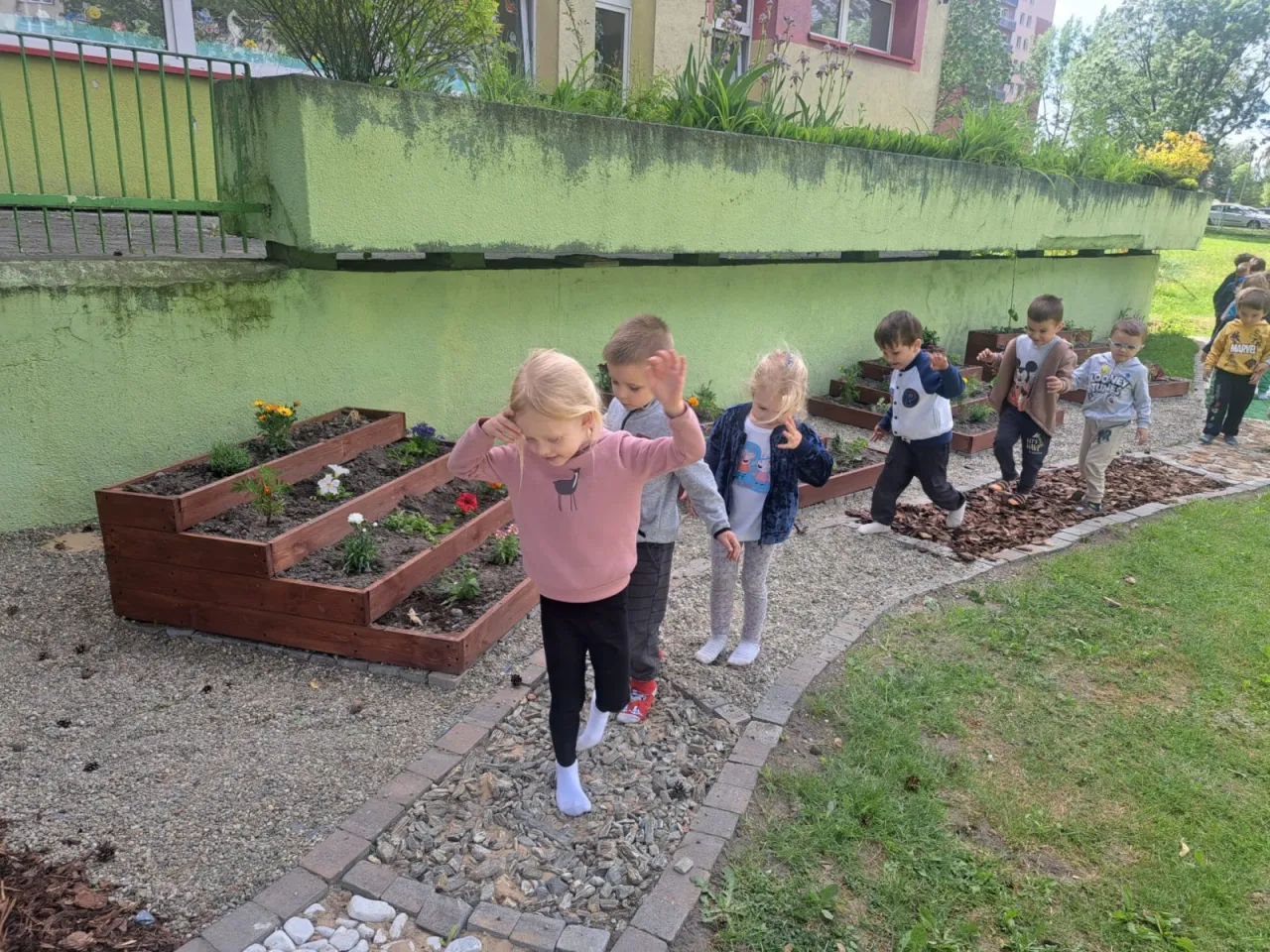 dziecko na ścieżce sensorycznej w ogrodzie