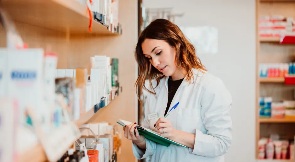 farmaceuta wystawia receptę, apteka, pilna potrzeba lek&oacute;w