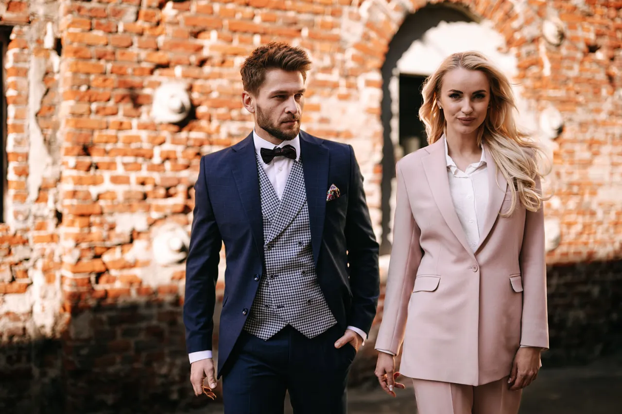 stylizacje męskie na komunię garnitur granatowy szary beżowy