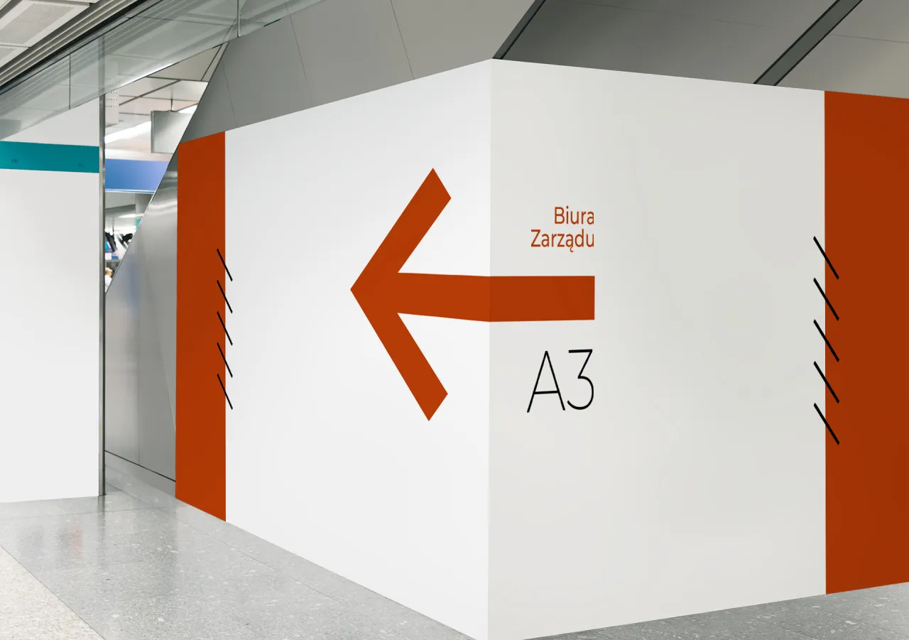 Przykłady elementów stylizacji środowiskowej: wayfinding, branding 3D, grafika wielkoformatowa