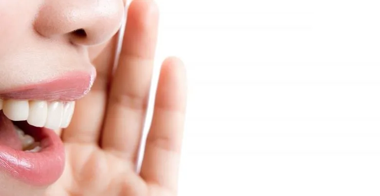 trener emisji głosu pracujący z uczniem w sali