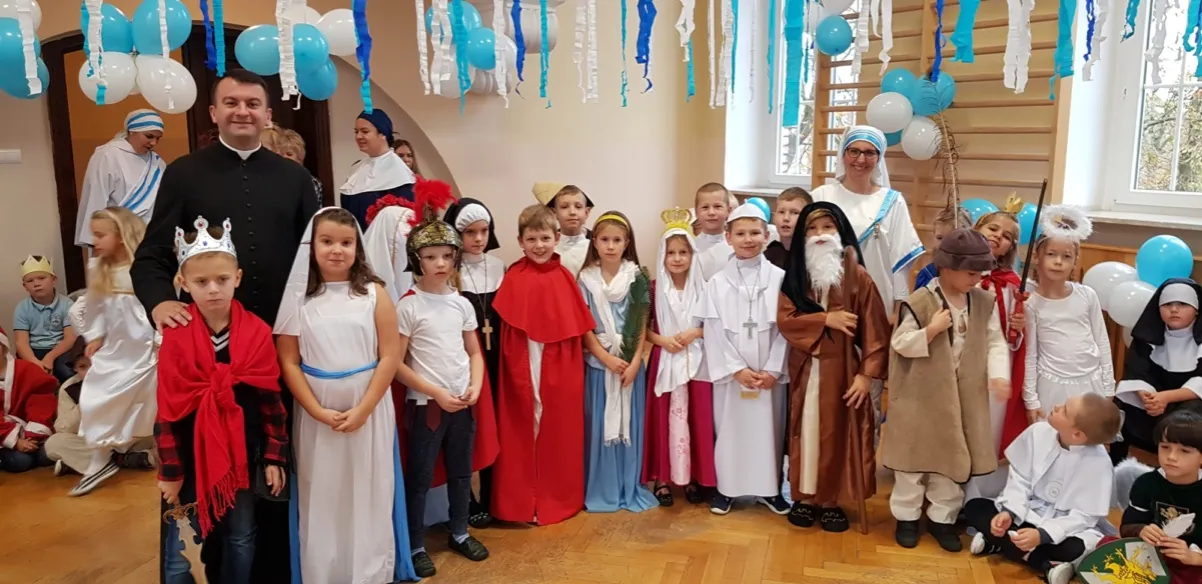 dzieci w strojach świętych na balu wszystkich świętych