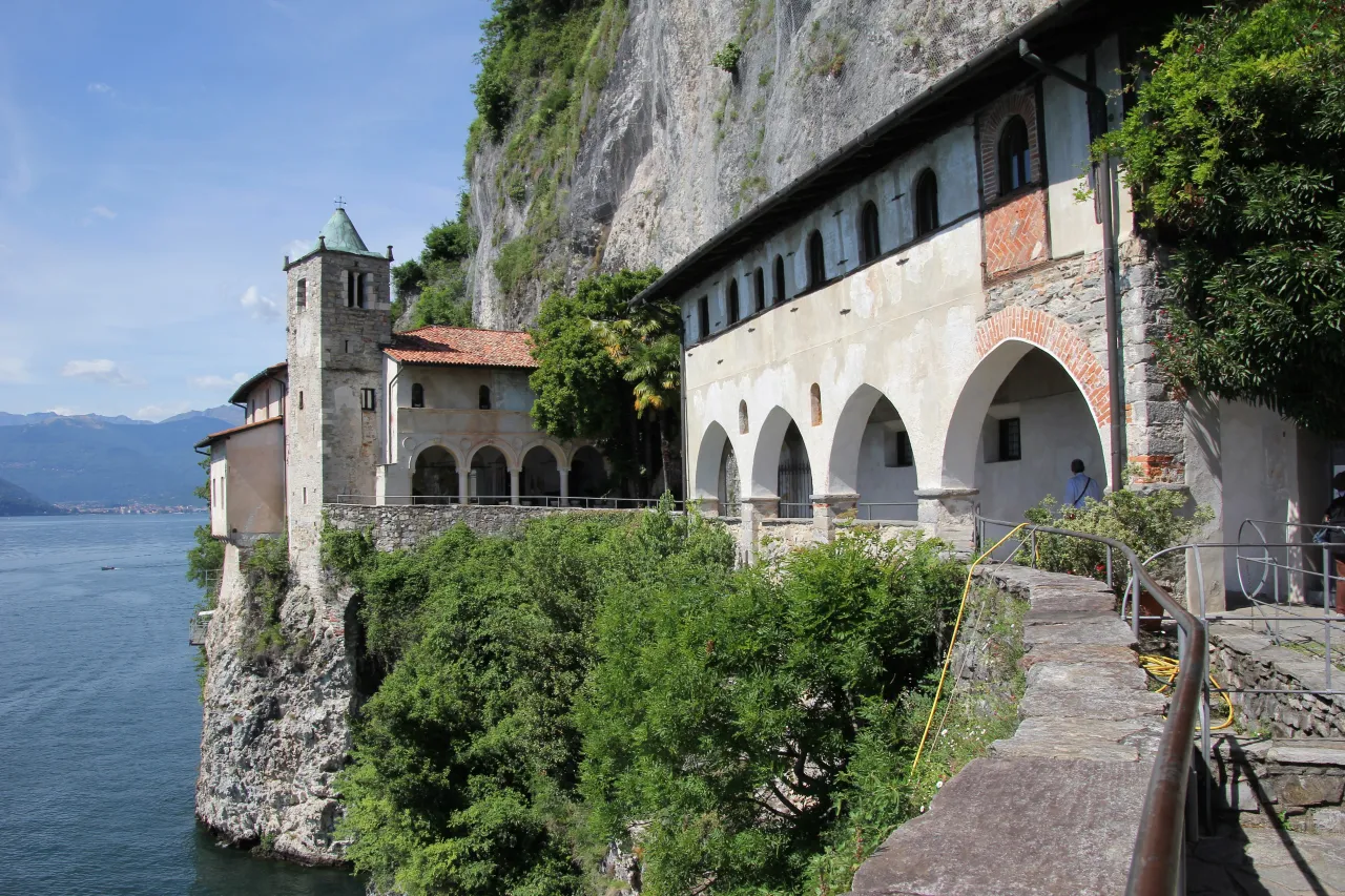 Eremo di Santa Caterina del Sasso vista lago