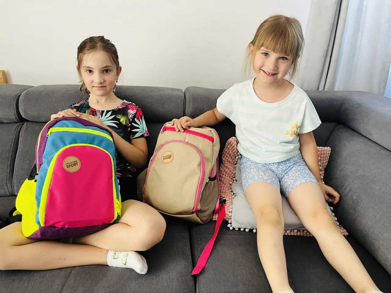 Dziecko pakujące plecak na wycieczkę