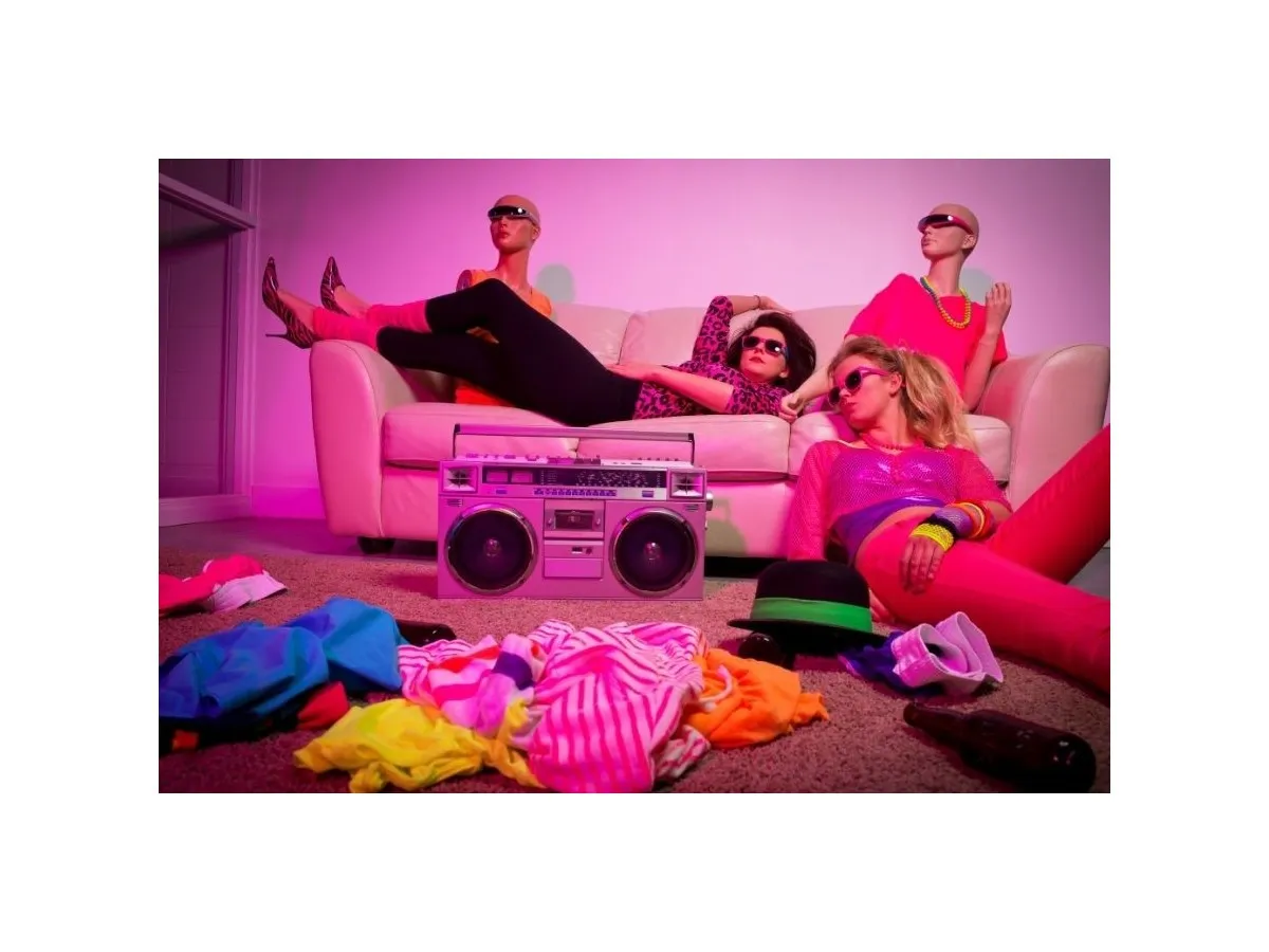 impreza w stylu lat 80. tańczący ludzie